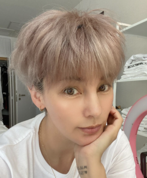 梅宮アンナはなぜ黒髪をグレイヘアに ブリーチのしすぎで頭皮と髪が限界 Wonderful Life